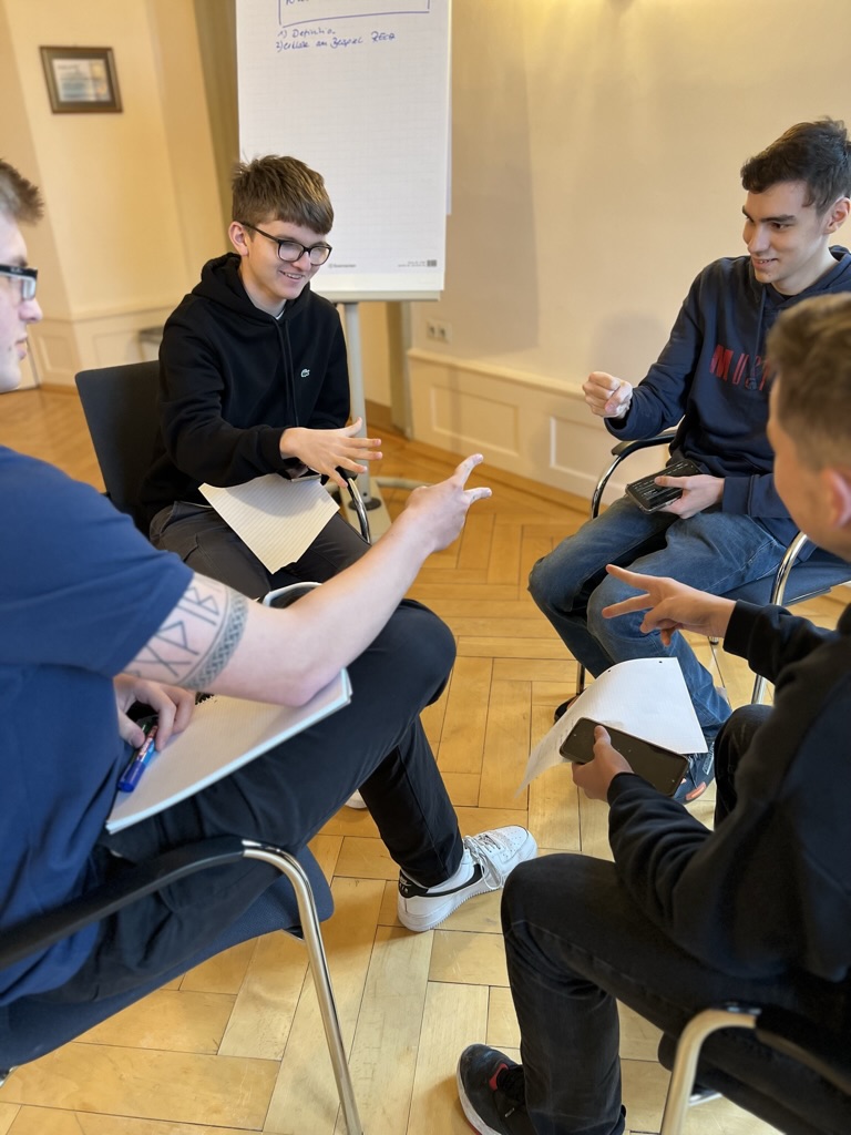 Azubis diskutieren im Stuhlkreis