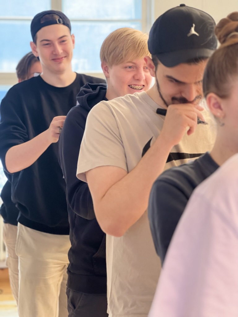 Azubis lachen in der Gruppe