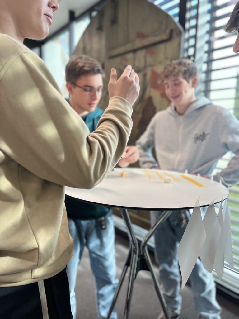 Spaghetti-Challenge: Gruppe baut gemeinsam